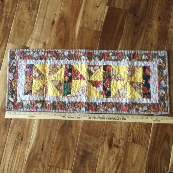 ✔️ Beautiful Fall Handcrafted Quilted Tablerunner - Picture 4 of 5